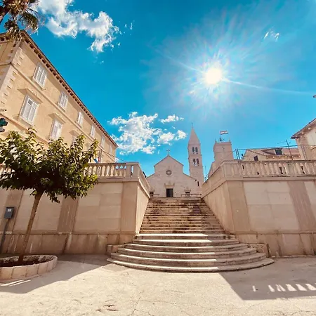 Appartement Sandra In The Historical Center Of The Supetar