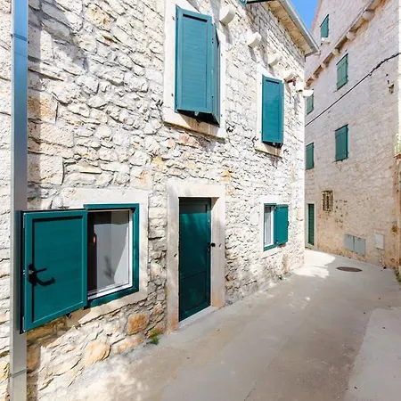Sandra In The Historical Center Of The Apartment Supetar